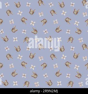 Schmetterlinge und winzige beigefarbene Blumen, wasserfarbenes, nahtloses Muster auf Hellblau für Sommer- und Herbsttextilien, Stoffe Stockfoto