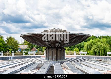 Fotografie zum Thema wunderschöner alter Brunnen ohne Wasser unter klarem Himmel, Foto bestehend aus einem großen alten Brunnen ohne Wasser im Hintergrund natürlich Stockfoto