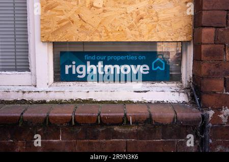 Rightmove Online-Website-Schild für Verkauf in Leeds, Großbritannien Stockfoto