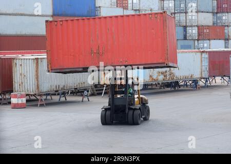 Gabelstapler, Hubcontainer und Containerlager, Handelsansicht. Stockfoto