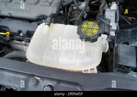 Leeren Sie den Behälter für Kühlflüssigkeit im Motorraum. Stockfoto