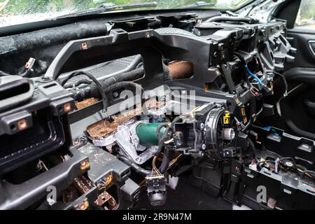 Fahrzeuginnenraum ohne Armaturenbrett, Reparatur nach Unfall Stockfoto