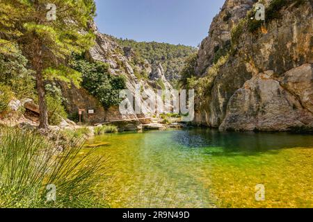 Die Straße von Parrizal de Beceite, durch die das Wasser des Flusses Matarraña fließt. In der Provinz Teruel, Aragon, Spanien Stockfoto