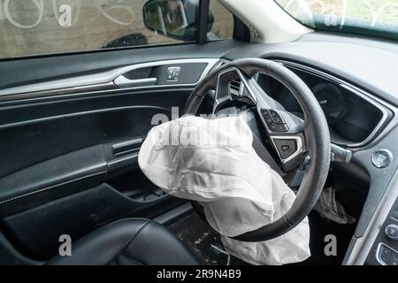 Airbag am Lenkrad des Fahrzeugs nach dem Unfall ausgelöst. Stockfoto