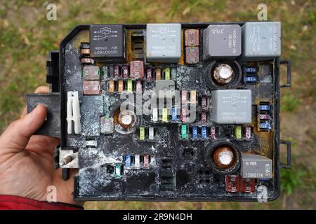 Eine Kfz-Sicherungsbox und eine Testleuchte Stockfotografie - Alamy
