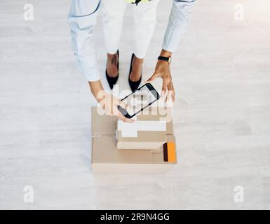 Lieferung, Telefon und Bild mit Frauenhänden und Karton für Versand, E-Commerce-Produkte und kleine Unternehmen. Lieferkette, Verpackung und Vertrieb Stockfoto