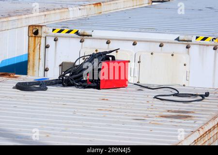 Schweißgerät auf dem Behälter Stockfoto