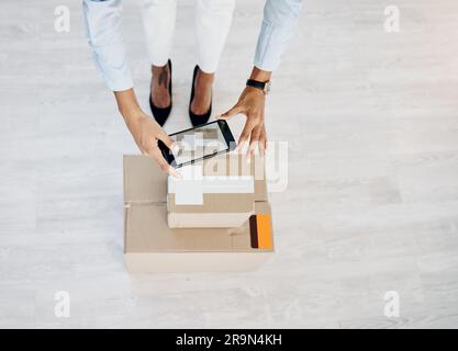 Lieferung, Telefon und Paket mit Frauenhänden und Karton für Versand, E-Commerce-Produkte und kleine Unternehmen. Lieferkette, Bild und Vertrieb Stockfoto