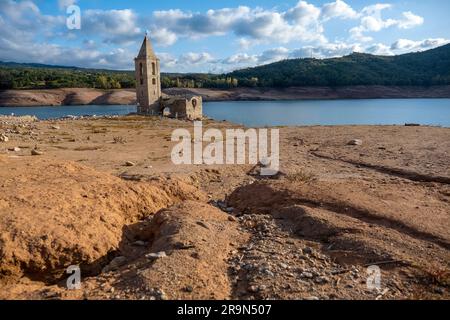 Sau Reservoir und Kirche Sant Romà de Sau während einer Dürre, Osona, Barcelona, Spanien Stockfoto