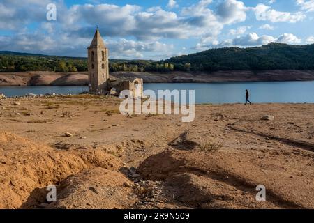 Sau Reservoir und Kirche Sant Romà de Sau während einer Dürre, Osona, Barcelona, Spanien Stockfoto