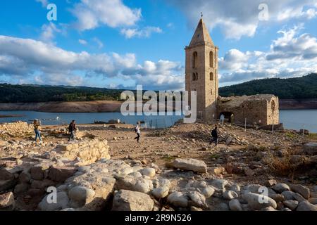 Sau Reservoir und Kirche Sant Romà de Sau während einer Dürre, Osona, Barcelona, Spanien Stockfoto