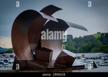 Die Welle, Skulptur von Nestor Basterretxea, im Hafen von Bermeo, Vizcaya, Baskenland. Spanien, Stockfoto