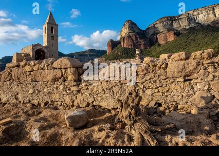 Sau Reservoir und Kirche Sant Romà de Sau während einer Dürre, Osona, Barcelona, Spanien Stockfoto