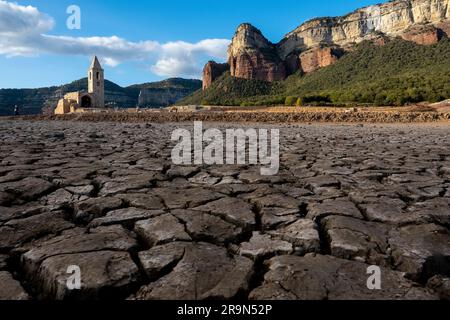 Sau Reservoir und Kirche Sant Romà de Sau während einer Dürre, Osona, Barcelona, Spanien Stockfoto