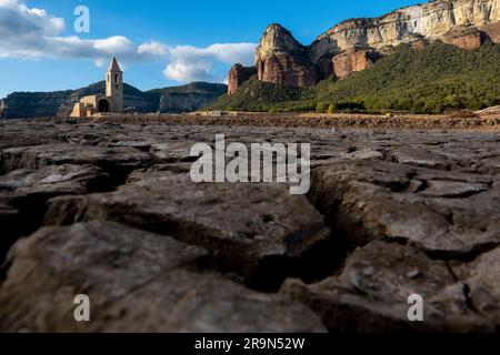 Sau Reservoir und Kirche Sant Romà de Sau während einer Dürre, Osona, Barcelona, Spanien Stockfoto