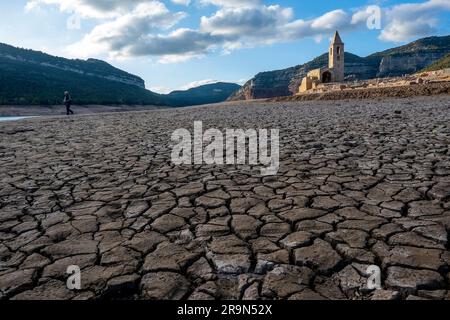 Sau Reservoir und Kirche Sant Romà de Sau während einer Dürre, Osona, Barcelona, Spanien Stockfoto