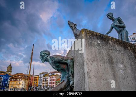 "Ultima ola, último aliento", Skulptur von Enrike Zubia, im Hafen von Bermeo, Vizcaya, Baskenland. Spanien, Stockfoto