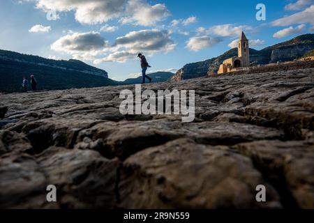 Sau Reservoir und Kirche Sant Romà de Sau während einer Dürre, Osona, Barcelona, Spanien Stockfoto