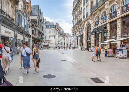 Geschäfte, Einkäufer und Touristen in der Rue de la Liberte, Dijon, Frankreich. Stockfoto