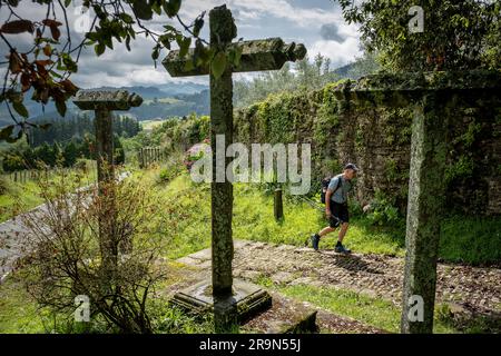 Pilgerspaziergang in der Nähe des Klosters Zenarruza auf dem Camino del Norte, spanische Wallfahrtsroute nach Santiago de Compostela, Ziortza-Bolibar, B. Stockfoto