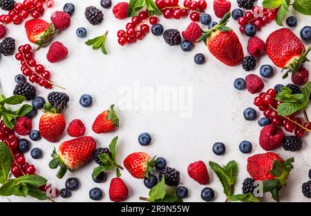 Verschiedene frische Sommer Beeren. Ansicht von oben Stockfoto