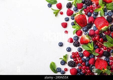 Verschiedene frische Sommer Beeren. Ansicht von oben Stockfoto
