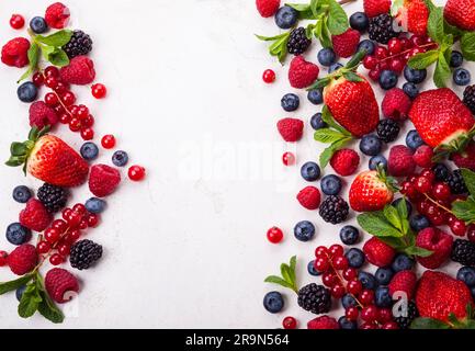 Verschiedene frische Sommer Beeren. Ansicht von oben Stockfoto
