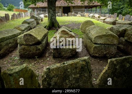 Necrópolis de San Adrián de Argiñeta, in Ermita de San Adrián, Elorrio, Vizcaya, País Vasco, España Stockfoto
