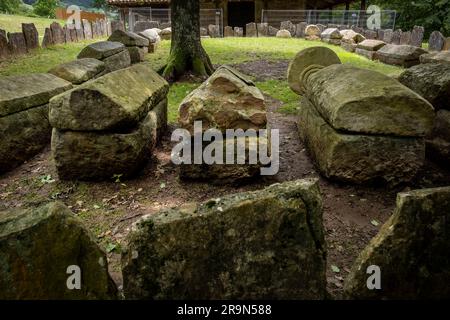 Necrópolis de San Adrián de Argiñeta, in Ermita de San Adrián, Elorrio, Vizcaya, País Vasco, España Stockfoto