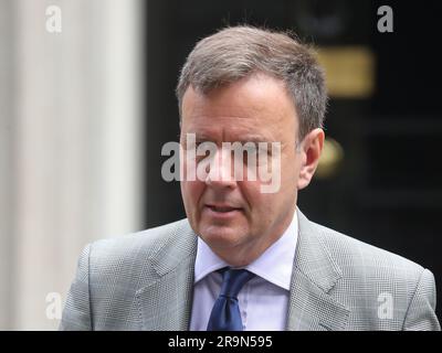 London, Großbritannien. 27. Juni 2023. Greg Hands, Minister ohne Geschäftsbereich im Kabinettsbüro, Vorsitzender der Konservativen Partei geht nach der Kabinettssitzung Downing Street Nr. 10. Stockfoto