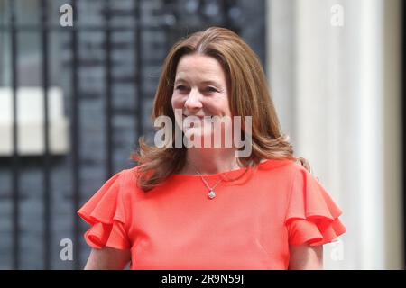 London, Großbritannien. 27. Juni 2023. Gillian Keegan, Secretary of State for Education, verlässt das Ministerium nach der Kabinettssitzung Downing Street Nr. 10. Stockfoto