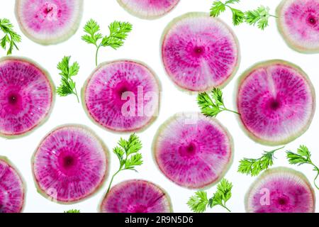 Dünne Scheiben von frischem Gemüse auf weißem Hintergrund Stockfoto