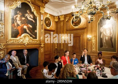 DEN HAAG - Kinder während eines Gesprächs mit Premierminister Mark Rutte und Minister Hanke Bruins Slot (Innenministerium) über die Sklaverei in Mauritshuis. Laut Untersuchungen des Kinderkorrespondenten schämen sich mehr als die Hälfte der Kinder für diesen Teil der niederländischen Geschichte. ANP KOEN VAN WEEL niederlande raus - belgien raus Stockfoto