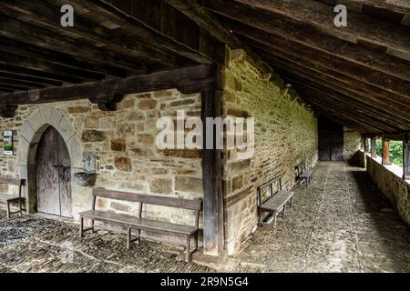 Veranda, Kirche San Miguel in Artea, Biskaya, Baskenland, Spanien Stockfoto