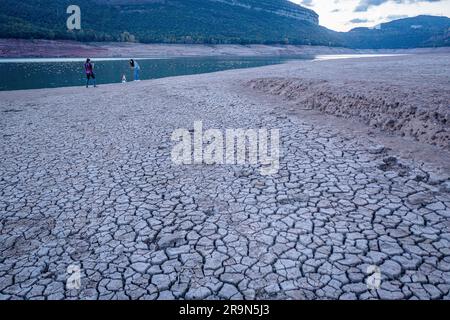 Sau Reservoir und Kirche Sant Romà de Sau während einer Dürre, Osona, Barcelona, Spanien Stockfoto