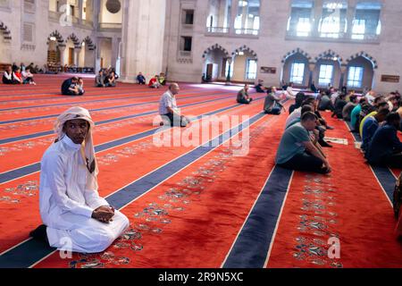 Ankara, Türkei. 28. Juni 2023. Ein schwarzer Moslem betet in der Kocatepe-Moschee. In Ankara kamen die Moschee-Moschee-Muslime zusammen, um Eid al-Adha zu beten. Das Eid-Gebet findet während des Ramadan und Eid-al-Adha statt, die als heilig für Muslime gelten. Eid al-Adha oder das Opferfest wird in der gesamten muslimischen Welt als Gedenken an Abrahams Bereitschaft gefeiert, seinen Sohn für Gott zu opfern, und Kühe, Ziegen und Schafe werden traditionell am heiligsten Tag geschlachtet. Kredit: SOPA Images Limited/Alamy Live News Stockfoto