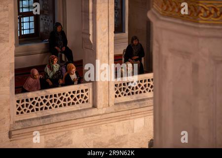 Ankara, Türkei. 28. Juni 2023. Muslimische Frauen führen Eid-Gebete in der Kocatepe-Moschee auf. In Ankara kamen die Moschee-Moschee-Muslime zusammen, um Eid al-Adha zu beten. Das Eid-Gebet findet während des Ramadan und Eid-al-Adha statt, die als heilig für Muslime gelten. Eid al-Adha oder das Opferfest wird in der gesamten muslimischen Welt als Gedenken an Abrahams Bereitschaft gefeiert, seinen Sohn für Gott zu opfern, und Kühe, Ziegen und Schafe werden traditionell am heiligsten Tag geschlachtet. Kredit: SOPA Images Limited/Alamy Live News Stockfoto