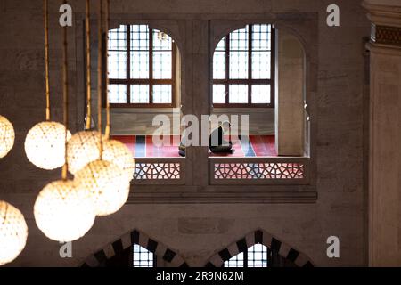 Ankara, Türkei. 28. Juni 2023. Moslem betet Eid in der Kocatepe-Moschee. In Ankara kamen die Moschee-Moschee-Muslime zusammen, um Eid al-Adha zu beten. Das Eid-Gebet findet während des Ramadan und Eid-al-Adha statt, die als heilig für Muslime gelten. Eid al-Adha oder das Opferfest wird in der gesamten muslimischen Welt als Gedenken an Abrahams Bereitschaft gefeiert, seinen Sohn für Gott zu opfern, und Kühe, Ziegen und Schafe werden traditionell am heiligsten Tag geschlachtet. Kredit: SOPA Images Limited/Alamy Live News Stockfoto