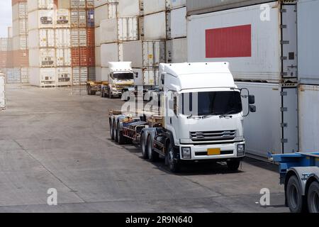LKW im Containerlager im Import- und Exportbereich des Hafens. Stockfoto