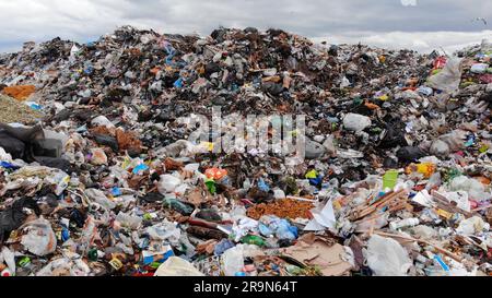 Große Mülldeponie in der Nähe der Metropole. Blick von der Drohne. Stockfoto