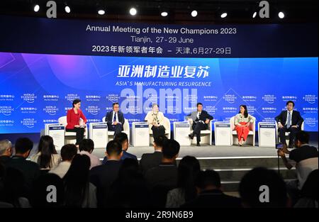 Tianjin. 28. Juni 2023. Dieses Foto wurde am 28. Juni 2023 aufgenommen und zeigt eine Sitzung zum Thema „Asia's Manufacturing Resurgence“ während des 14. Jahrestags der neuen Champions, auch bekannt als Summer Davos, in der nordchinesischen Gemeinde Tianjin. Kredit: Li Ran/Xinhua/Alamy Live News Stockfoto