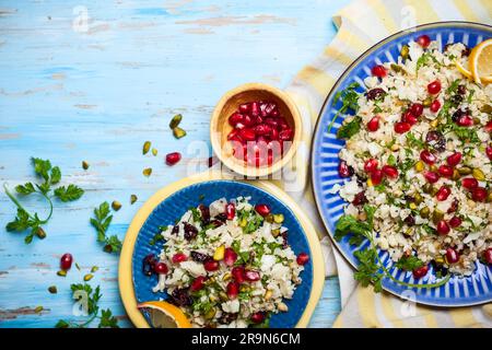 Blumenkohl-Couscous mit getrockneten Preiselbeeren, Granatäpfeln, Pistazien und Pinienkernen Stockfoto