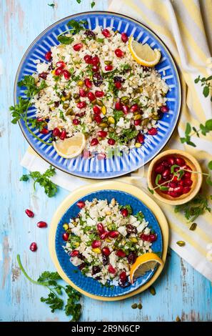 Blumenkohl-Couscous mit getrockneten Preiselbeeren, Granatäpfeln, Pistazien und Pinienkernen Stockfoto