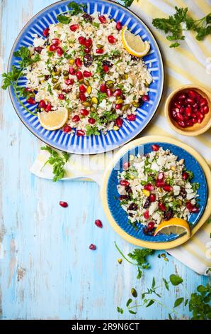 Blumenkohl-Couscous mit getrockneten Preiselbeeren, Granatäpfeln, Pistazien und Pinienkernen Stockfoto