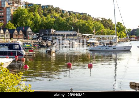 Boote, die an einem Hafen in Nacka, Stockholm angelegt haben Stockfoto