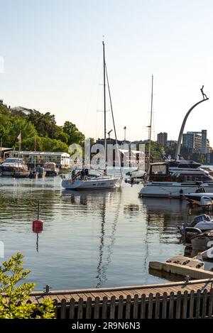 Boote, die an einem Hafen in Nacka, Stockholm angelegt haben Stockfoto