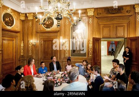 DEN HAAG - Kinder während eines Gesprächs mit Premierminister Mark Rutte und Minister Hanke Bruins Slot (Innenministerium) über die Sklaverei in Mauritshuis. Laut Untersuchungen des Kinderkorrespondenten schämen sich mehr als die Hälfte der Kinder für diesen Teil der niederländischen Geschichte. ANP KOEN VAN WEEL niederlande raus - belgien raus Stockfoto