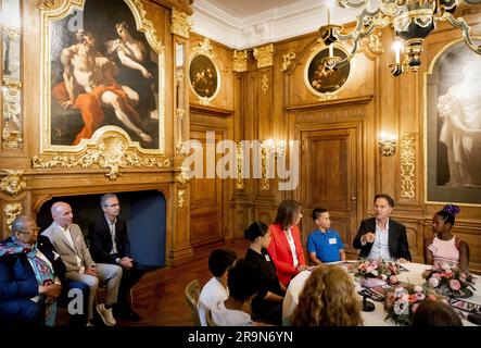 DEN HAAG - Kinder während eines Gesprächs mit Premierminister Mark Rutte und Minister Hanke Bruins Slot (Innenministerium) über die Sklaverei in Mauritshuis. Laut Untersuchungen des Kinderkorrespondenten schämen sich mehr als die Hälfte der Kinder für diesen Teil der niederländischen Geschichte. ANP KOEN VAN WEEL niederlande raus - belgien raus Stockfoto