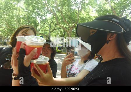 SHANGHAI, CHINA - 28. JUNI 2023 - Menschen machen Fotos von Louis Vuitton Kaffee, den sie gerade am Eingang eines Louis Vuitton Cafés in Shanghai, Chi gekauft haben Stockfoto