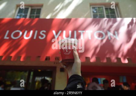 SHANGHAI, CHINA - 28. JUNI 2023 - Menschen machen Fotos von Louis Vuitton Kaffee, den sie gerade am Eingang eines Louis Vuitton Cafés in Shanghai, Chi gekauft haben Stockfoto